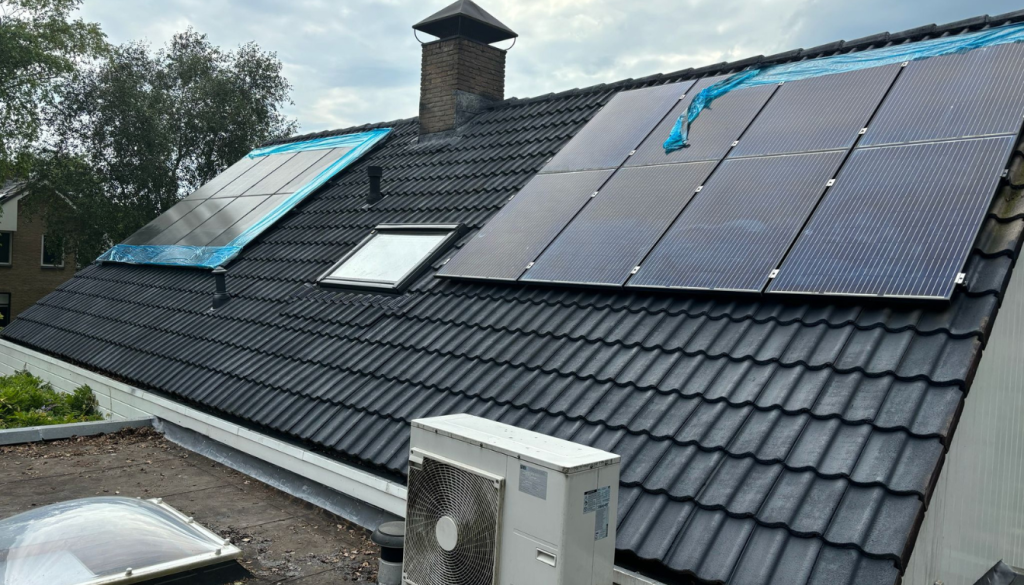 reinigen zonnepanelen en dakpannen
