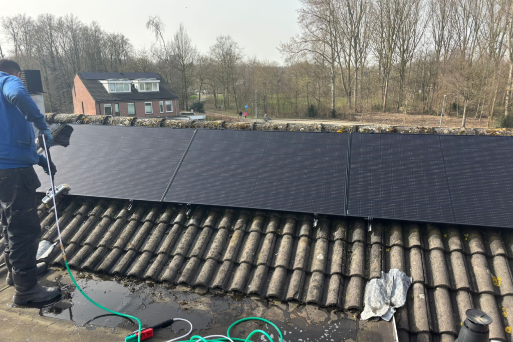 dakpannen en zonnepanelen reinigen