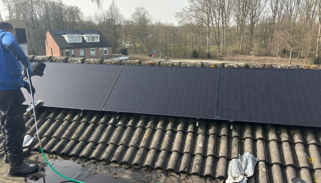 zonnepanelen reinigen in Almere